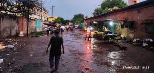 दो प्रखंड को जोड़ने वाली जमालपुर की ऊपरी रोड की स्थिति जर्जर, आम लोग परेशान