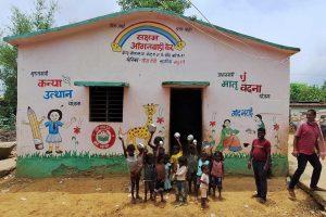 आंगनबाड़ी केंद्र की अव्यवस्था पर बच्चों ने किया प्रदर्शन