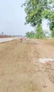 Aurangabad News : पक्की सड़क पर चढ़ी मिट्टी की परत से हो रही परेशानी