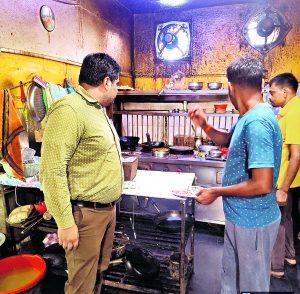 Chaibasa News : गोल्डन चिल्ली रेस्टोरेंट से तीन किलो नकली पनीर जब्त, 10 हजार जुर्माना लगा