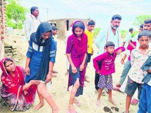 Gopalganj News  : फुलवरिया में पुलिस ने लोगों को पीटा, यूपी के मजदूर की मौत, कई महिलाएं व बच्चे जख्मी
