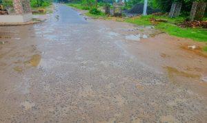 रिमझिम बारिश से सड़क पर पसरा सन्नाटा