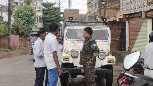 महर्षि मेंहीं नगर में सड़क किनारे लगी पिकअप वैन ले गये चोर