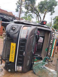 Bokaro News : नावाडीह में मिनी ट्रक पलटा, दब कर वृद्ध की मौत