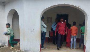 एमडीएम में गड़बड़ी का आरोप, ग्रामीणों ने स्कूल के गोदाम में जड़ा ताला
