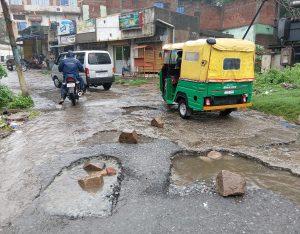 Jamshedpur News : लगातार बारिश से सड़कों पर बना गड्ढा, ऐसे गिरकर घायल हो रहे लोग