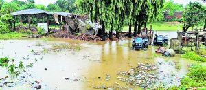 Chaibasa News : चक्रधरपुर के सैकड़ों घरों में घुसा बारिश का पानी, क्षति