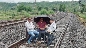 रेल ट्रैक के नीचे मिट्टी धंसी, रेलों का आवागमन बंद