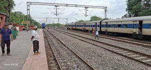 गिद्धौर स्टेशन पर तीन दिन से खड़ी है खराब मालगाड़ी, यात्री परेशान