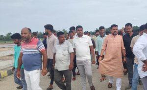 क्षतिग्रस्त पुल का निरीक्षण पूर्व विधायक ने किया