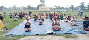 अंतरराष्ट्रीय योग दिवस पर बेलदौर के गांधी खेल मैदान में योगाभ्यास कर लोगों ने लिया निरोग रहने का संकल्प