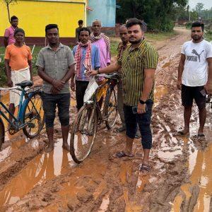 करौं में कीचड़ युक्त सड़क पर पैदल चलना दूभर