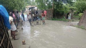 बदहाल सड़क पर काम शुरू होने पर ग्रामीणों में हर्ष