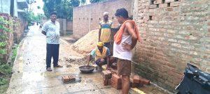 Bhagalpur news पानी नाला में गिराने से मना करने पर मुखिया ने सड़क पर दी दीवार