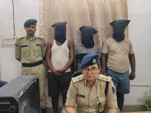 दो सगे भाइयों समेत चार साइबर अपराधी गिरफ्तार