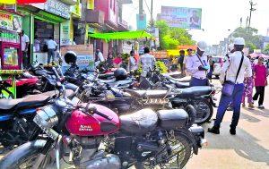Gopalganj News  : शहर की सड़क पर उतरे ट्रैफिक डीएसपी, ठेला-खोमचा हटवाया, नो पार्किंग में खड़ी गाड़ियों का काटा चालान