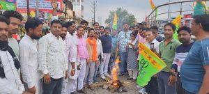 Bokaro News : मांडू विधायक का जगह-जगह पुतला दहन