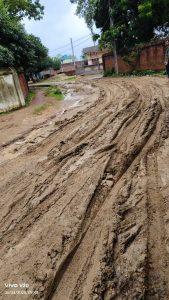 श्रमदान कर ग्रामीणों ने करायी सड़क की मरम्मत