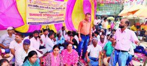 Saran News : राज्य ग्रामीण आवास संघ के कर्मियों का धरना दूसरे दिन भी जारी