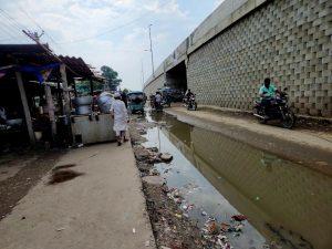 सर्विस रोड पर जलजमाव से राहगीराें को हो रही परेशानी