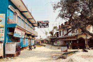 रोड नहीं तो वोट नहीं के नारे के साथ रोड की बदहाली पर ग्रामीणों ने जताया विरोध