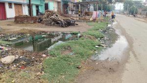 बुनियादी सुविधाओं का टोटा, गंदे पानी से सड़क बनी दलदल