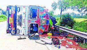 नारायणगढ़ : टमाटर लदा ट्रक पलटा, तीन हुए घायल
