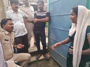 तीन बच्चे की मां ने प्रेमी से शादी करने की जिद पर दी धरना