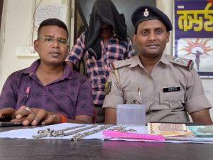 ग्रामीणों की मदद से पुलिस ने चोर को किया गिरफ्तार