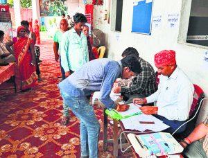 Gopalganj News : हथुआ : वार्ड 12 में 50 फीसदी मतदाताओं ने की वोटिंग