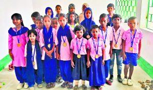 Chaibasa News : मिट्टी की सामग्री बनाने में इंशा फातमा को मिला प्रथम स्थान