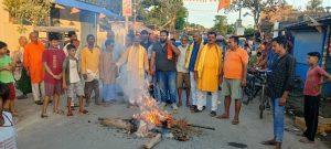 एकता मंच ने लालू व तेजस्वी का पुतला फूंका
