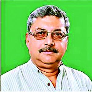 महुआ मोइत्रा और कल्याण बनर्जी के बीच छिड़ा वाकयुद्ध