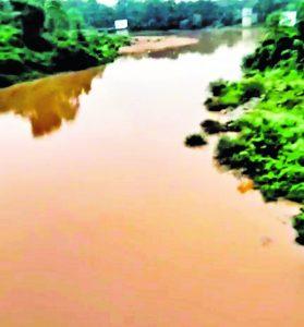 Chaibasa News : वैतरणी नदी बनी कचरे का डंपिंग ज़ोन, दूषित जल से बढ़ा संकट