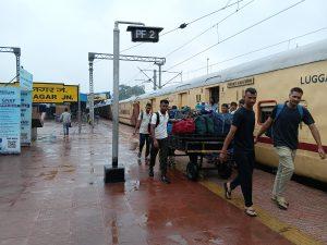 Jamshedpur News : बारिश के कारण विलंब से पहुंच रहीं ट्रेनें, यात्री परेशान