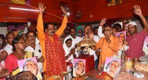 Bokaro News :दिशोम गुरु के स्वास्थ्य लाभ के लिए मंदिर में पूजा-अर्चना