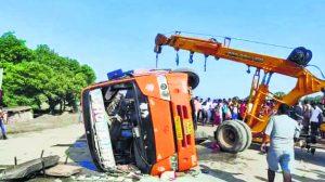 Saran News : छपरा-बनियापुर मार्ग पर बस-ट्रक में टक्कर, 18 यात्री घायल
