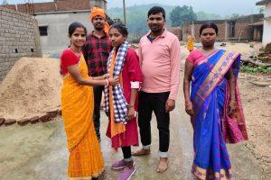 झारखंड के इस गांव में पहली आदिवासी बेटी हुई मैट्रिक पास, शिक्षक बन बदलना चाहती है गांव की तस्वीर