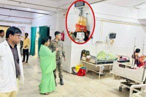 सदर अस्पताल के महिला वार्ड में बेड पर आराम करते मिले पुरुष, दुर्गंध के बीच हो रहा मरीजों का इलाज