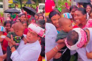 WATCH: मंत्री इरफान अंसारी की गोद में बच्चे ने कर दी सूसू, ठहाके मारकर हंसने लगे लोग, देखिए मंत्री का रिएक्शन