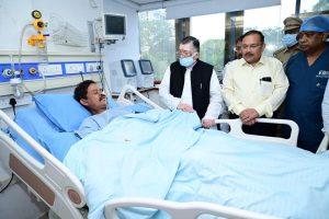 क्यूरेस्टा अस्पताल पहुंचे राज्यपाल संतोष गंगवार, पूर्व हॉकी खिलाड़ी विमल लकड़ा से की मुलाकात