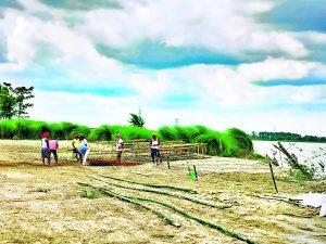 Gopalganj News  : दीपऊ-पकड़ी बांध पर गंडक नदी के कटाव को काबू में करने के लिए हाथी पांव से जंग जारी, विभाग अलर्ट