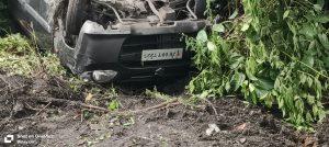 Bokaro News : बाइक को धक्का मारने के बाद कार पलटी