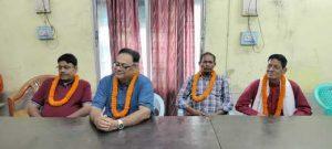 सेवानिवृत कर्मी को अंग वस्त्र व माला पहनाकर दी गयी विदाई