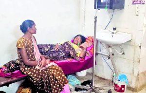 Chaibasa News : सदर अस्पताल में बढ़े मरीज, इमरजेंसी के चबूतरे पर हो रहा इलाज