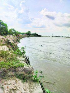 Gopalganj News  : दीपऊ-पकड़ी बांध पर पहुंचे बाढ़ संघर्षात्मक बल के अध्यक्ष, इंजीनियरों को किया अलर्ट
