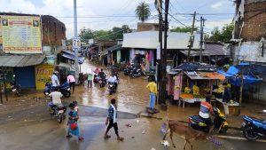 पालोजोरी में हल्की बारिश से सड़क पर जलजमाव, लोगों की बढ़ाई परेशानी