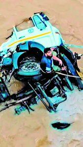 Giridih News: पुल की रेलिंग तोड़ 40 फीट नीचे बराकर नदी में गिरा टेलर, चार घंटे तेज धार में फंसा रहा चालक