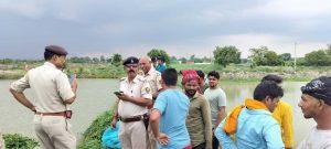 कटेया में पोखर से मिला विक्षिप्त युवक का शव, डूबने से मौत की आशंका, शव मिलने की खबर से जुटी ग्रामीणों की भीड़