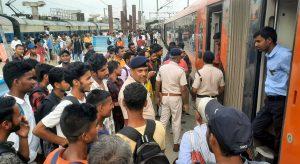 वंदे भारत में बिना टिकट घुसे परीक्षार्थी, आरपीएफ ने उतारा